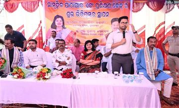 Bisforana:Laying-the-foundation-stone-of-the-community-library-and-training-center