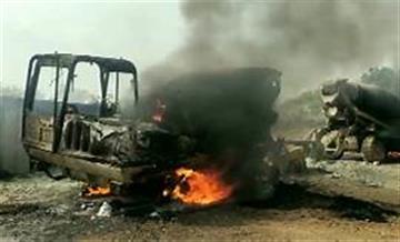 Bisforana:Naxals-set-fire-to-vehicle